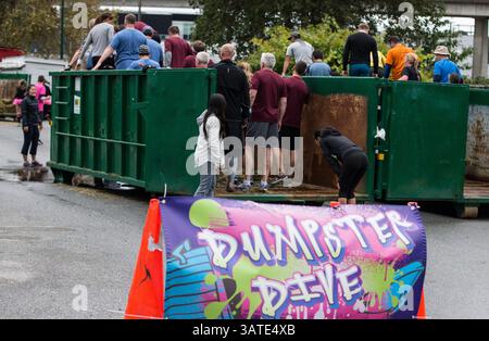 29 settembre 2013 - Vancouver, BC, Canada - i partecipanti si preparano a saltare fuori dal bidone della spazzatura durante la prima sfida annuale concrete Hero Urban Obstacle a Vancouver, British Columbia, domenica 29 settembre 2013. Concrete Hero è una gara e una sfida urbana a tempo di 9K che incorpora un mix di punti di riferimento di Ã¢?BC-ThemedÃ¢?Â, a beneficio della BC Cancer Foundation. Carmine Marinelli/Vancouver 24hours/QMI Agency (immagine di credito: © Carmine Marinelli/QMI Agency/ZUMAPRESS.com) Foto Stock