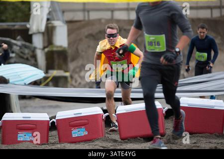 29 settembre 2013 - Vancouver, British Columbia, Canada - Un uomo vestito da supereroe Robin si prepara a saltare sopra un refrigeratore presso il secondo campo Beach Dash durante la prima sfida annuale di ostacoli urbani di concrete Hero a Vancouver, British Columbia, domenica 29 settembre 2013. Concrete Hero è una gara e una sfida urbana a tempo di 9K che incorpora un mix di punti di riferimento di Ã¢?BC-ThemedÃ¢?Â, a beneficio della BC Cancer Foundation. Carmine Marinelli/Vancouver 24hours/QMI Agency (immagine di credito: © Carmine Marinelli/QMI Agency/ZUMAPRESS.com) Foto Stock