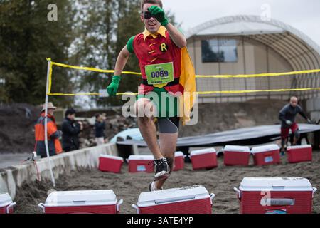 29 settembre 2013 - Vancouver, British Columbia, Canada - Un uomo vestito da supereroe Robin salta su un campo fresco al secondo campo Beach Dash durante la prima sfida annuale di ostacoli urbani di concrete Hero a Vancouver, British Columbia, domenica 29 settembre 2013. Concrete Hero è una gara e una sfida urbana a tempo di 9K che incorpora un mix di punti di riferimento di Ã¢?BC-ThemedÃ¢?Â, a beneficio della BC Cancer Foundation. Carmine Marinelli/Vancouver 24hours/QMI Agency (immagine di credito: © Carmine Marinelli/QMI Agency/ZUMAPRESS.com) Foto Stock