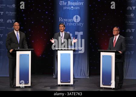 9 ottobre 2013 - Glassboro, NJ, USA - New Jersey i candidati al Senato degli Stati Uniti Cory Booker, sindaco di Newark, sinistra, e Steve Lonegan, ex sindaco di Bogota, destra, partecipano ad un dibattito moderato da Jim Rosenfield dell'NBC10 Philadelphia alla Rowan University di Glassboro, New Jersey, mercoledì 9 ottobre 2013. (Immagine di credito: © Michael Bryant/MCT/ZUMAPRESS.com) Foto Stock