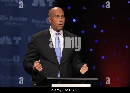 9 ottobre 2013 - Glassboro, NJ, USA - il candidato al Senato del New Jersey Cory Booker, sindaco di Newark, risponde a una domanda durante un dibattito con Steve Lonegan, ex sindaco di Bogotà, presso la Rowan University di Glassboro, New Jersey, mercoledì 9 ottobre 2013. (Immagine di credito: © Michael Bryant/MCT/ZUMAPRESS.com) Foto Stock