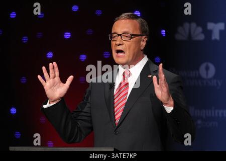 9 ottobre 2013 - Glassboro, NJ, USA - New Jersey il candidato al Senato degli Stati Uniti Steve Lonegan, ex sindaco di Bogotà, partecipa a un dibattito con Cory Booker, sindaco di Newark, presso la Rowan University di Glassboro, New Jersey, mercoledì 9 ottobre 2013. (Immagine di credito: © Michael Bryant/MCT/ZUMAPRESS.com) Foto Stock
