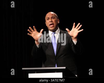 9 ottobre 2013 - Glassboro, New Jersey, U.S.- New Jersey il candidato al Senato degli Stati Uniti CORY BOOKER, sindaco di Newark, partecipa a un dibattito con Steve Lonegan, ex sindaco di Bogotà, al Rowan University Wednesday. (Immagine di credito: © Michael Bryant/MCT/ZUMAPRESS.com) Foto Stock