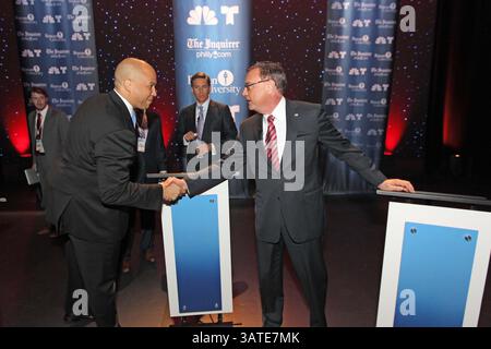 9 ottobre 2013 - Glassboro, NJ, USA - New Jersey candidati al Senato degli Stati Uniti Cory Booker, sindaco di Newark, sinistra, e Steve Lonegan, ex sindaco di Bogotà, stringono la mano prima del loro dibattito televisivo moderato dal centro Jim Rosenfield dell'NBC10 Philadelphia, presso la Rowan University di Glassboro, New Jersey, mercoledì 9 ottobre 2013. (Immagine di credito: © Michael Bryant/MCT/ZUMAPRESS.com) Foto Stock