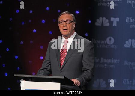 9 ottobre 2013 - Glassboro, NJ, USA - New Jersey il candidato al Senato degli Stati Uniti Steve Lonegan, ex sindaco di Bogotà, risponde a una domanda durante un dibattito con Cory Booker, sindaco di Newark, presso la Rowan University di Glassboro, New Jersey, mercoledì 9 ottobre 2013. (Immagine di credito: © Michael Bryant/MCT/ZUMAPRESS.com) Foto Stock