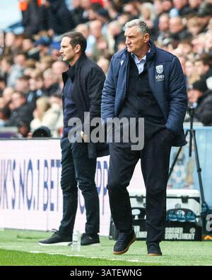 Tony Mowbray, manager della WBA, guarda, come Frank Lampard, manager del Coventry City fa altrettanto sullo sfondo durante lo Sky Bet Championship match tra Coventry City e West Bromwich Albion alla Coventry Building Society Arena, Coventry, venerdì 18 aprile 2025. (Foto: Stuart Leggett | mi News) crediti: MI News & Sport /Alamy Live News Foto Stock
