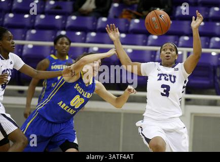4 novembre 2013 - Fort Worth, Texas, Stati Uniti - Veja Hamilton, a destra, del TCU, va dopo una palla libera contro Allie Wade dell'Arkansas meridionale durante una partita di basket universitaria femminile al Daniel Meyer Coliseum di Fort Worth, Texas, lunedì 4 novembre 2013. (Immagine di credito: © Khampha Bouaphanh/MCT/ZUMAPRESS.com) Foto Stock