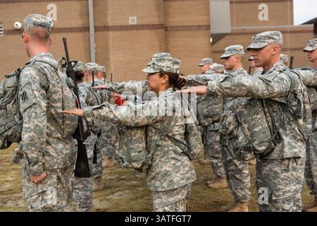 26 settembre 2013 - Columbia, SC, Stati Uniti d'America - donne Drill Sergeant candidate presso la US Army Drill Instructors School Fort Jackson stand all'attenzione 26 settembre 2013 a Columbia, SC. Mentre il 14% dell'esercito è costituito da donne soldatrici, c'è una carenza di donne sergenti Drill. (Immagine di credito: © Richard Ellis/ZUMAPRESS.com) Foto Stock