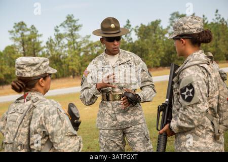 26 settembre 2013 - Columbia, SC, Stati Uniti d'America - donne Drill Sergeant candidate ascoltare il loro istruttore presso la US Army Drill Instructors School Fort Jackson Fort Jackson a Columbia, SC. Mentre il 14% dell'esercito è costituito da donne soldatrici, c'è una carenza di donne sergenti Drill. (Immagine di credito: © Richard Ellis/ZUMAPRESS.com) Foto Stock