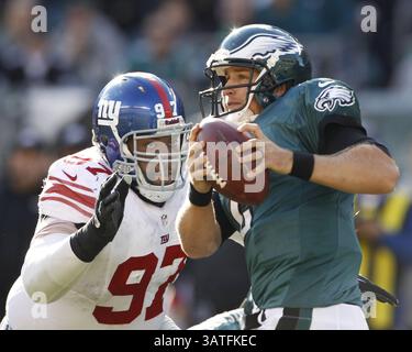 27 ottobre 2013 - Philadelphia, PA, USA - Matt Markley dei Philadelphia Eagles viene licenziato da Linval Joseph dei New York Giants a Philadelphia, Pennsylvania, domenica 27 ottobre 2013. (Immagine di credito: © Ron Cortes/MCT/ZUMAPRESS.com) Foto Stock