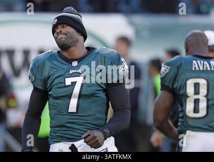 27 ottobre 2013 - Philadelphia, PA, USA - Michael Vick dei Philadelphia Eagles viene sconfitto alla fine della partita contro i New York Giants a Philadelphia, Pennsylvania, domenica 27 ottobre 2013. (Immagine di credito: © Ron Cortes/MCT/ZUMAPRESS.com) Foto Stock