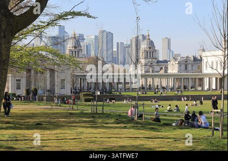 Greenwich Park in una calda giornata di primavera con i grattacieli di Canary Wharf oltre il Museo, se Londra, Regno Unito Foto Stock