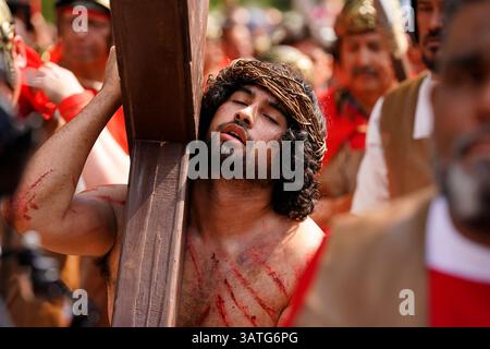 I Re-Enactor eseguono la tradizione del venerdì Santo della passione di Cristo, la storia della crocifissione di Gesù Cristo. L'evento è stato prodotto dall'Arcidiocesi di San Antonio. Circa 20.000 persone hanno assistito all'evento attraverso il centro di San Antonio Foto Stock