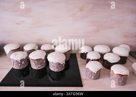 Mosca, Russia, 18.04.25. Un vassoio di cupcake bianchi con glassa. I cupcake sono disposti in file e sono tutti della stessa dimensione Foto Stock