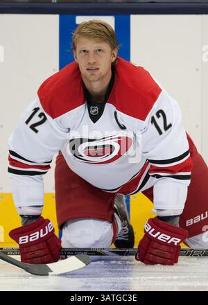 26 settembre 2013 - Columbus, OH, Stati Uniti d'America - 26 settembre 2013: Centro dei Carolina Hurricanes Eric Staal (12) durante i riscaldamenti prima della partita NHL tra i Carolina Hurricanes e i Columbus Blue Jackets alla Nationwide Arena di Columbus, OHIO. I Carolina Hurricanes hanno battuto i Columbus Blue Jackets 2-1.(Credit Image: © Aaron Doster/Cal Sport Media/Cal Sport Media/ZUMAPRESS.com) Foto Stock