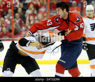 27 settembre 2013 - Washington, District of Columbia, Stati Uniti - il centro dei Philadelphia Flyers BRAYDEN SCHENN (10), sinistra, e Washington Capitals ala destra TOM WILSON (43) combattono nel primo periodo di una partita di pre-stagione al Verizon Center. (Immagine di credito: © Chuck Myers/MCT/ZUMAPRESS.com) Foto Stock