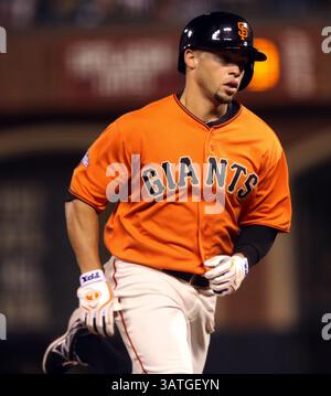 27 settembre 2013 - San Francisco, CA, USA - Juan Perez dei San Francisco Giants (2) aggira le basi con un fuoricampo di due punti nel secondo inning contro i San Diego Padres all'AT&T Park di San Francisco, California, venerdì 27 settembre 2013. (Immagine di credito: © Anda Chu/MCT/ZUMAPRESS.com) Foto Stock