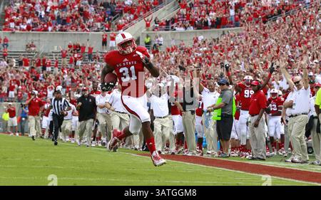 28 settembre 2013 - Raleigh, NC, USA - il linebacker D.J. Green (31) restituisce un intercetto da 37 yard in touchdown contro Central Michigan nel primo tempo al Carter-Finley Stadium di Raleigh, Carolina del Nord, sabato 28 settembre 2013. (Immagine di credito: © Ethan Hyman/MCT/ZUMAPRESS.com) Foto Stock