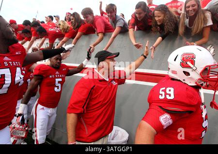 28 settembre 2013 - Raleigh, NC, USA - allenatore dello stato del North Carolina Dave Doeren e membri della squadra a cinque tifosi dopo la vittoria del 48-14 sul Central Michigan al Carter-Finley Stadium di Raleigh, North Carolina, sabato 28 settembre 2013. (Immagine di credito: © Ethan Hyman/MCT/ZUMAPRESS.com) Foto Stock