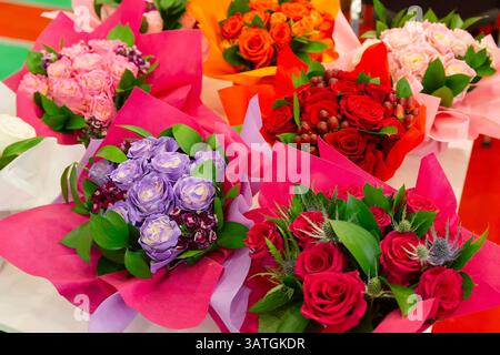 Bouquet di rose nel negozio di fiori. Fiori Foto Stock