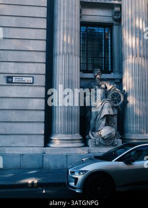 Londra, Regno Unito - 28 settembre 2024: Una statua neoclassica con ruota di una nave fuori dal Four Seasons Hotel sui Savage Gardens nella City di Londra. Foto Stock