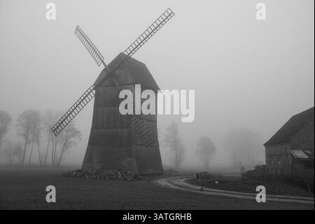 Mulino a vento Kozlak nella nebbia a Boruja Koscielna, Polonia Foto Stock