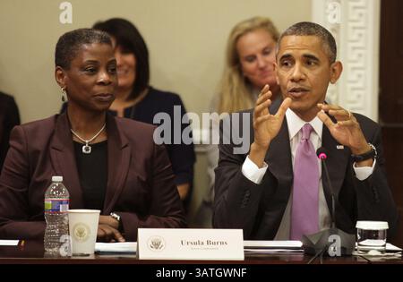 19 settembre 2013 - Washington, District of Columbia, U. S - il presidente degli Stati Uniti Barack Obama pronuncia le sue osservazioni in una riunione del suo Consiglio per l'esportazione nell'edificio Eisenhower Executive Office a Washington, DC, il 19 settembre 2013. A sinistra c'è Ursula M. Burns, presidente e CEO di Xerox. (Immagine di credito: © Prensa Internacional/ZUMAPRESS.com) Foto Stock