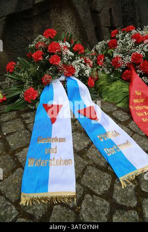 18.04.2025 Dortmund, an Karfreitag gedenken Dortmunder und Dortmunderinnen den fast 300 an den Ostertagen 1945 getöteten Menschen. Auf einer Lichtung in der Bittermark gelegen, erinnert das Mahnmal aus dem Jahr 1960 als Gedenkstätte an die morde der Gestapo im Rombergpark und in der Bittermark in den letzten Tagen des Zweiten Weltkriegs. BEI den Getöteten handelte es sich um Zwangsarbeiter aus Frankreich, Belgien, den Niederlanden, Jugoslawien, Polen und der Sowjetunion und um deutsche Widerstandskämpfer, die aus dem Hörder Gestapo-Keller und der Steinwache in den Rombergpark und in Die Bitter Foto Stock