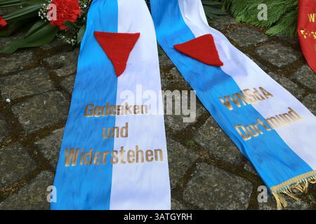 18.04.2025 Dortmund, an Karfreitag gedenken Dortmunder und Dortmunderinnen den fast 300 an den Ostertagen 1945 getöteten Menschen. Auf einer Lichtung in der Bittermark gelegen, erinnert das Mahnmal aus dem Jahr 1960 als Gedenkstätte an die morde der Gestapo im Rombergpark und in der Bittermark in den letzten Tagen des Zweiten Weltkriegs. BEI den Getöteten handelte es sich um Zwangsarbeiter aus Frankreich, Belgien, den Niederlanden, Jugoslawien, Polen und der Sowjetunion und um deutsche Widerstandskämpfer, die aus dem Hörder Gestapo-Keller und der Steinwache in den Rombergpark und in Die Bitter Foto Stock