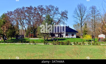 Paesaggio suburbano con una casa unifamiliare Foto Stock