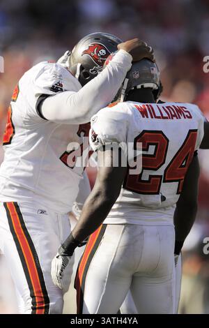 Ottobre 24, 2010 - Tampa, Florida, Stati Uniti - Ott 24, 2010; Tampa, FL, Stati Uniti d'America; Tampa Bay Buccaneers running back Cadillac Williams (24) ed il Tampa Bay Buccaneers guard Jeremy Zuttah (76) celebrare Willams' touchdown vincente contro il St. Louis Rams presso Raymond James Stadium. (Credito Immagine: © Scott A. Miller via ZUMA filo) Foto Stock