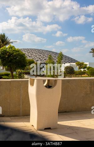 Abu Dhabi, Emirati Arabi Uniti - 2 dicembre 2024: Riciclaggio di bidoni per la spazzatura in strada ad Abu Dhabi, Emirati Arabi Uniti. Foto verticale. Foto di alta qualità Foto Stock