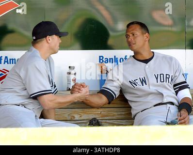 Settembre 30, 2007 - Baltimore, Maryland, Stati Uniti d'America - Baltimore, MD - Settembre 30, 2007 -- New York Yankees left fielder Shelley Duncan (17), a sinistra, si congratula con il terzo baseman Alex Rodriguez (13), a destra dopo che questo ha lasciato il gioco dopo una passeggiata nel quarto inning contro i Baltimore Orioles a Rigogolo Park a Camden Yards a Baltimora, MD Domenica, Settembre 30, 2007. Gli Yankees ha vinto il gioco 10 - 4..Credit: Ron Sachs / CNP. (Credito Immagine: © Ron Sachs/CNP via ZUMA filo) Foto Stock