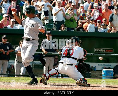Settembre 30, 2007 - Baltimore, Maryland, Stati Uniti d'America - Baltimore, MD - Settembre 30, 2007 -- New York Yankees terzo baseman Alex Rodriguez (13) batte il gettare al cliente nella terza inning contro i Baltimore Orioles a Rigogolo Park a Camden Yards a Baltimora, MD Domenica, Settembre 30, 2007. .Credito: Ron Sachs / CNP. (Credito Immagine: © Ron Sachs/CNP via ZUMA filo) Foto Stock