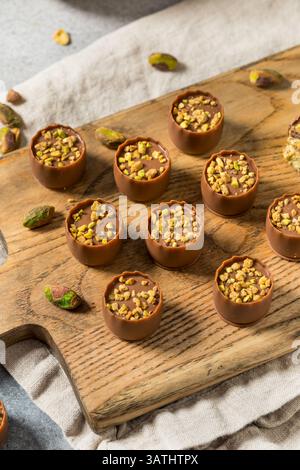 Cioccolatini dolci al pistacchio Dubai con Kadayif pronti da mangiare Foto Stock