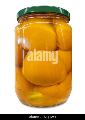 Pesche sciroppate in vaso di vetro isolate su bianco con percorso di taglio incluso Foto Stock