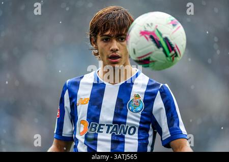 Dragon Stadium, Oporto, Portogallo. 18 aprile 2025. Nella foto da sinistra a destra, Rodrigo Mora al FC Porto vs FC Famalicao - Portogallo Betclic League 2024/25 - Campionato - Matchday 30. Crediti: Victor Sousa/Alamy Live News Foto Stock