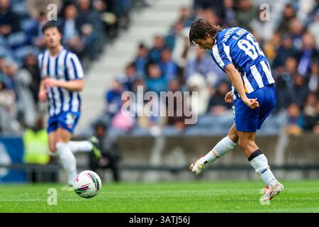 Dragon Stadium, Oporto, Portogallo. 18 aprile 2025. Nella foto da sinistra a destra, Rodrigo Mora al FC Porto vs FC Famalicao - Portogallo Betclic League 2024/25 - Campionato - Matchday 30. Crediti: Victor Sousa/Alamy Live News Foto Stock