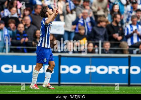 Dragon Stadium, Oporto, Portogallo. 18 aprile 2025. Nella foto da sinistra a destra, Rodrigo Mora al FC Porto vs FC Famalicao - Portogallo Betclic League 2024/25 - Campionato - Matchday 30. Crediti: Victor Sousa/Alamy Live News Foto Stock