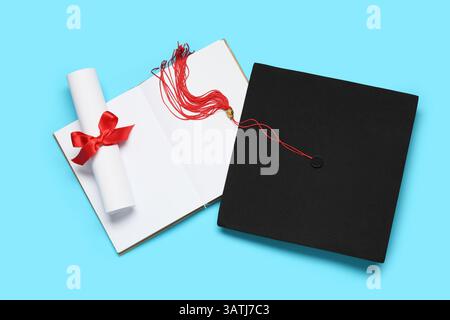 Bacheca con diploma e libro su sfondo blu Foto Stock