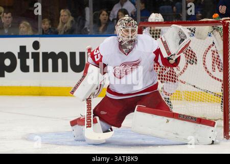 9 aprile 2016: Jimmy Howard, portiere dei Detroit Red Wings (35), salva un guanto durante la partita tra i New York Rangers e i Detroit Red Wings al Madison Square Garden di Manhattan, New York. Credito obbligatorio: Kostas Lymperopoulos/CSM (immagine di credito: © Kostas Lymperopoulos/CSM tramite filo ZUMA) Foto Stock