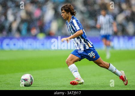 Dragon Stadium, Oporto, Portogallo. 18 aprile 2025. Nella foto da sinistra a destra, Rodrigo Mora al FC Porto vs FC Famalicao - Portogallo Betclic League 2024/25 - Campionato - Matchday 30. Crediti: Victor Sousa/Alamy Live News Foto Stock