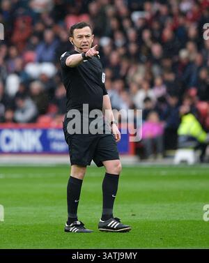 Bramall Lane, Sheffield, Regno Unito. 18 aprile 2025. EFL Championship Football, Sheffield United contro Cardiff City; arbitro Tony Harrington Credit: Action Plus Sports/Alamy Live News Foto Stock
