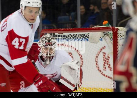 9 aprile 2016: Jimmy Howard (35), portiere dei Detroit Red Wings, è in azione durante la partita tra i New York Rangers e i Detroit Red Wings al Madison Square Garden di Manhattan, New York. Credito obbligatorio: Kostas Lymperopoulos/CSM (immagine di credito: © Kostas Lymperopoulos/CSM tramite filo ZUMA) Foto Stock
