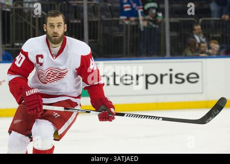 9 aprile 2016: L'ala sinistra dei Detroit Red Wings Henrik Zetterberg (40) si riscalda durante la partita tra i New York Rangers e i Detroit Red Wings al Madison Square Garden di Manhattan, New York. Credito obbligatorio: Kostas Lymperopoulos/CSM (immagine di credito: © Kostas Lymperopoulos/CSM tramite filo ZUMA) Foto Stock