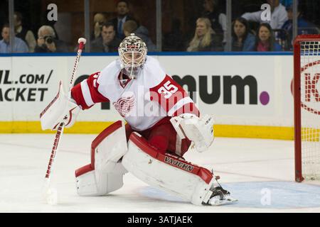 9 aprile 2016: Jimmy Howard (35), portiere dei Detroit Red Wings, è in azione durante la partita tra i New York Rangers e i Detroit Red Wings al Madison Square Garden di Manhattan, New York. Credito obbligatorio: Kostas Lymperopoulos/CSM (immagine di credito: © Kostas Lymperopoulos/CSM tramite filo ZUMA) Foto Stock