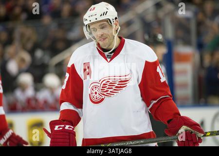 9 aprile 2016: Il centro dei Detroit Red Wings Pavel Datsyuk (13) sputa durante la partita tra i New York Rangers e i Detroit Red Wings al Madison Square Garden di Manhattan, New York. I New York Rangers sconfissero i Detroit Red Wings per 3-2. Credito obbligatorio: Kostas Lymperopoulos/CSM (immagine di credito: © Kostas Lymperopoulos/CSM tramite filo ZUMA) Foto Stock