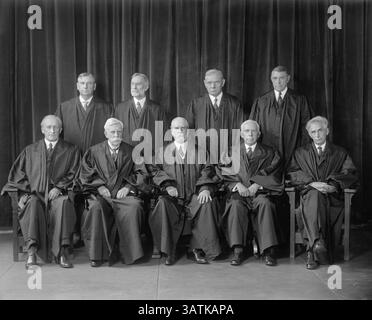 28 gennaio 2016 - giudici della Corte Suprema degli Stati Uniti con il giudice capo Charles Evans Hughes (fila inferiore, centro), Washington DC, USA, circa 1930 (immagine di credito: © Glasshouse via ZUMA Wire) Foto Stock