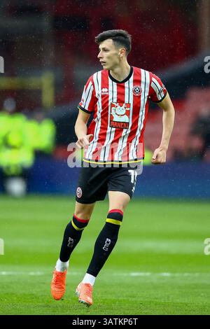 Bramall Lane, Sheffield, Inghilterra - 18 aprile 2025 Anel Ahmedhodzic (15) of Sheffield United - durante la partita Sheffield United contro Cardiff City, EFL Championship, 2024/25, Bramall Lane, Sheffield, Inghilterra - 18 aprile 2025 credito: Arthur Haigh/WhiteRosePhotos/Alamy Live News Foto Stock