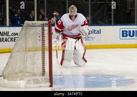 9 aprile 2016: Jimmy Howard (35), portiere dei Detroit Red Wings, guarda durante la partita tra i New York Rangers e i Detroit Red Wings al Madison Square Garden di Manhattan, New York. Credito obbligatorio: Kostas Lymperopoulos/CSM (immagine di credito: © Kostas Lymperopoulos/CSM tramite filo ZUMA) Foto Stock